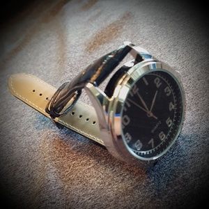 MEN'S BLACK AND SILVER LEATHER STRAP WATCH